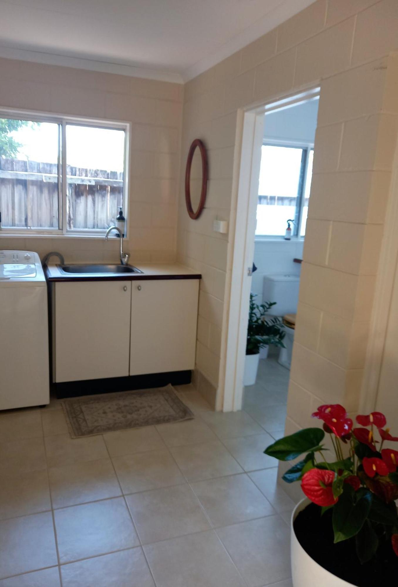 J & Ella'S Holiday House - 1 Bedroom, 1 Bathroom Home Cooktown Exteriör bild